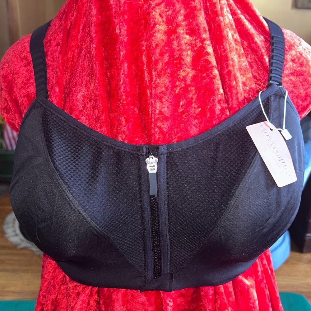 Curvy Couture Zip Fit Underwire Sports Bra 
NWT